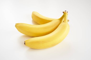  Beyaz arkaplanda muz meyvesi 