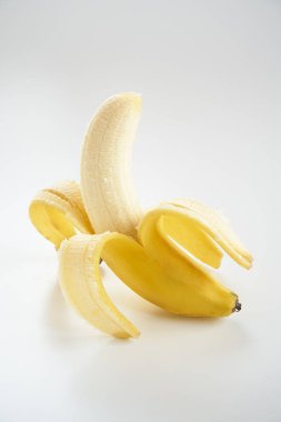  Beyaz arkaplanda muz meyvesi 