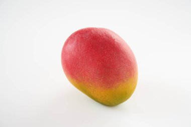 Beyaz arka planda elma mango meyvesi