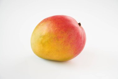 Beyaz arka planda elma mango meyvesi