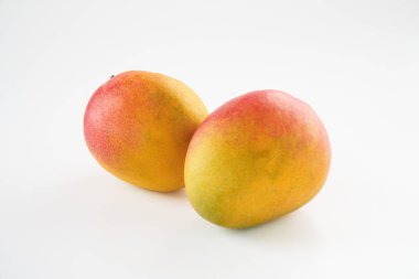 Beyaz arka planda elma mango meyvesi
