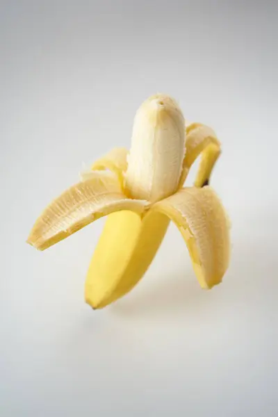  Beyaz arkaplanda muz meyvesi 