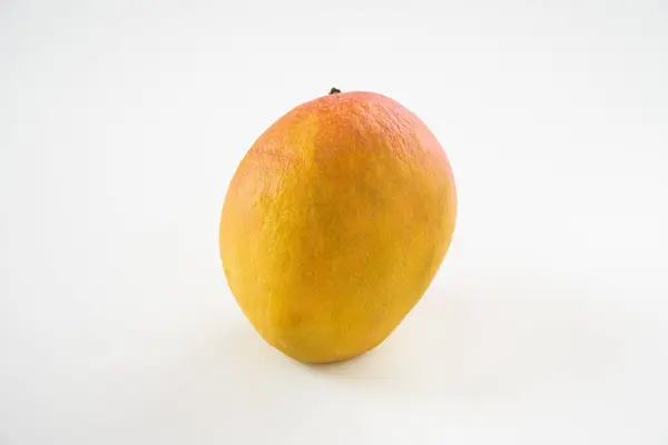 Beyaz arka planda elma mango meyvesi