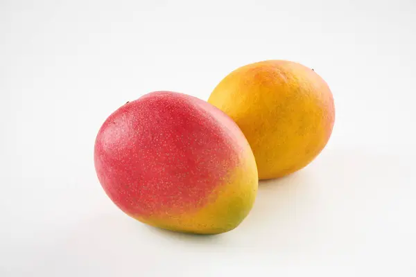 Beyaz arka planda elma mango meyvesi