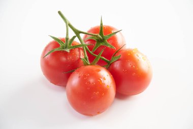 Beyaz arka planda mini domates meyvesi    