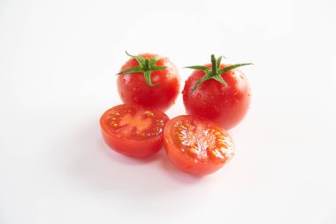 Beyaz arka planda mini domates meyvesi    
