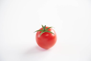 Beyaz arka planda mini domates meyvesi    