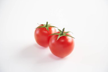 Beyaz arka planda mini domates meyvesi    