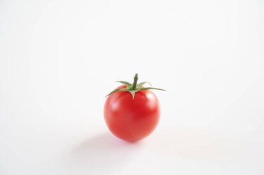 Beyaz arka planda mini domates meyvesi    