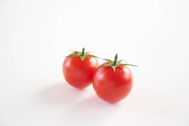 Beyaz arka planda mini domates meyvesi    