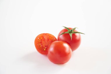 Beyaz arka planda mini domates meyvesi    