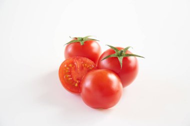 Beyaz arka planda mini domates meyvesi    