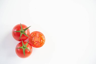 Beyaz arka planda mini domates meyvesi    