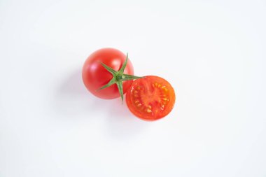 Beyaz arka planda mini domates meyvesi    