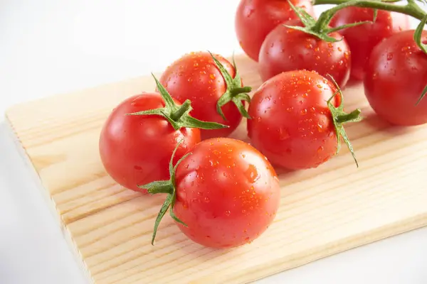 Beyaz arka planda mini domates meyvesi    