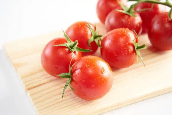 Beyaz arka planda mini domates meyvesi    