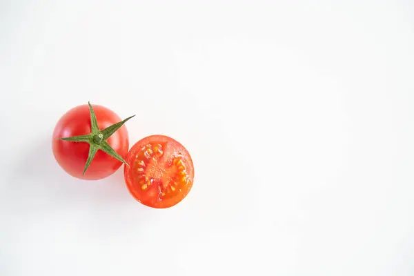 Beyaz arka planda mini domates meyvesi    