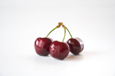  Beyaz arka planda koyu kiraz meyveleri     