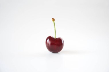  Beyaz arka planda koyu kiraz meyveleri     