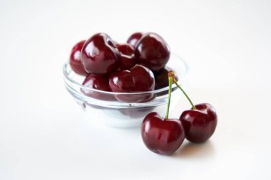  Beyaz arka planda koyu kiraz meyveleri     