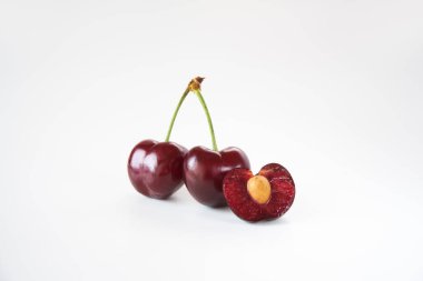  Beyaz arka planda koyu kiraz meyveleri     