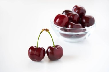  Beyaz arka planda koyu kiraz meyveleri     