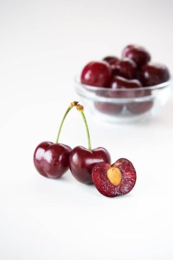  Beyaz arka planda koyu kiraz meyveleri     