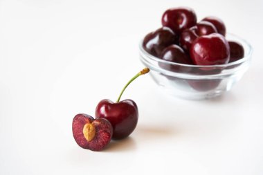  Beyaz arka planda koyu kiraz meyveleri     