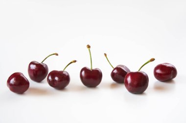  Beyaz arka planda koyu kiraz meyveleri     