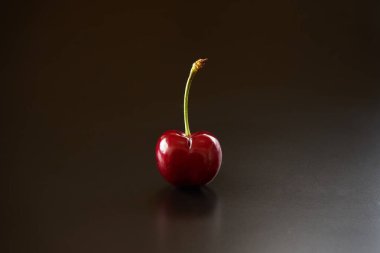 Siyah arka planda koyu kiraz meyveleri     