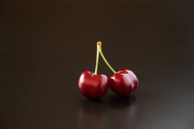 Siyah arka planda koyu kiraz meyveleri     