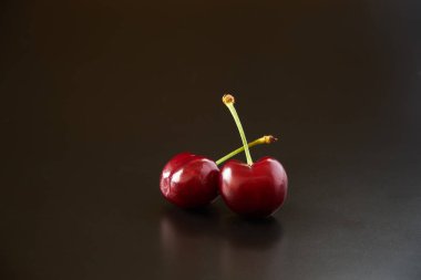 Siyah arka planda koyu kiraz meyveleri     