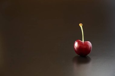 Siyah arka planda koyu kiraz meyveleri     