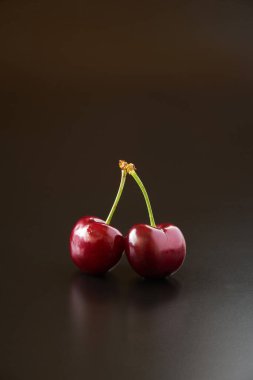 Siyah arka planda koyu kiraz meyveleri     