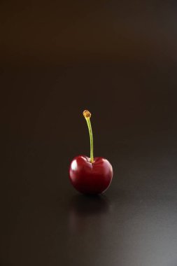 Siyah arka planda koyu kiraz meyveleri     