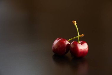 Siyah arka planda koyu kiraz meyveleri     