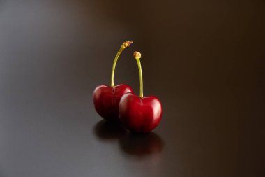 Siyah arka planda koyu kiraz meyveleri     