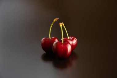 Siyah arka planda koyu kiraz meyveleri     