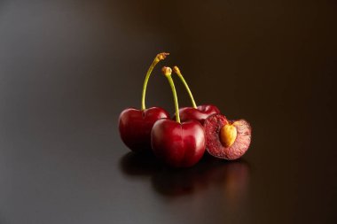 Siyah arka planda koyu kiraz meyveleri     