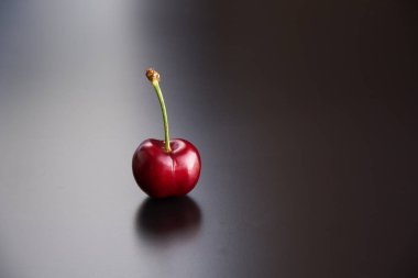 Siyah arka planda koyu kiraz meyveleri     