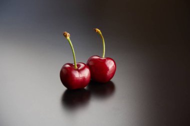 Siyah arka planda koyu kiraz meyveleri     