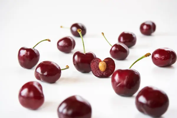  Beyaz arka planda koyu kiraz meyveleri     