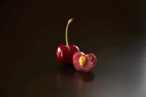 Siyah arka planda koyu kiraz meyveleri     