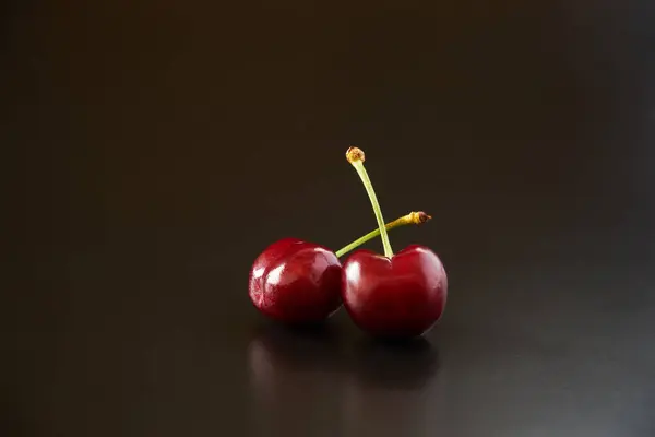 Siyah arka planda koyu kiraz meyveleri     