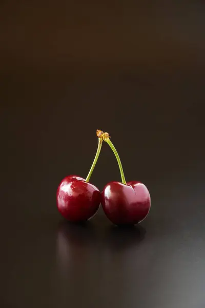 Siyah arka planda koyu kiraz meyveleri     