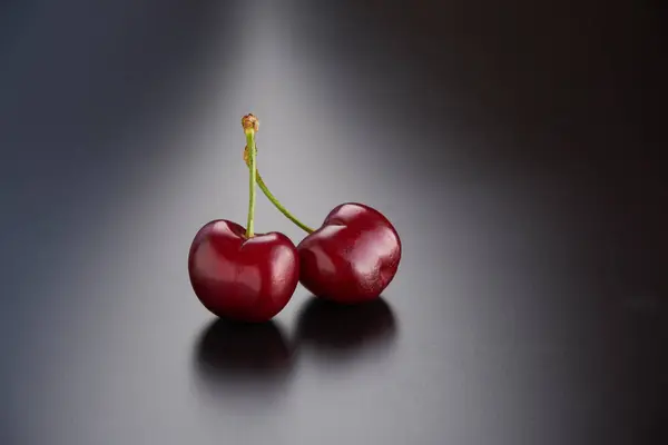 Siyah arka planda koyu kiraz meyveleri     