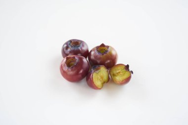  Beyaz arka plan üzerinde yaban mersini meyve