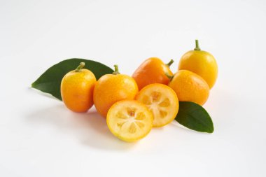 beyaz arkaplanda kumkuat meyveleri