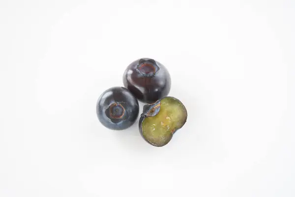  Beyaz arka plan üzerinde yaban mersini meyve