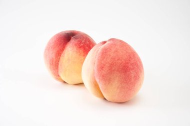 beyaz arkaplanda beyaz şeftali meyvesi 